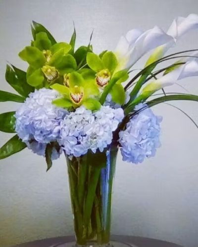 <p>This Gorgeous Floral Decor will surprise your special flower lover with the beautify of its Color and Design.</p>