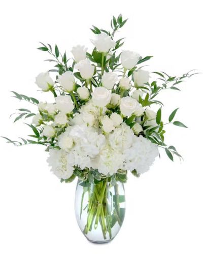 <p>This lush and lovely combination of roses and hydrangea is purely elegant.</p>